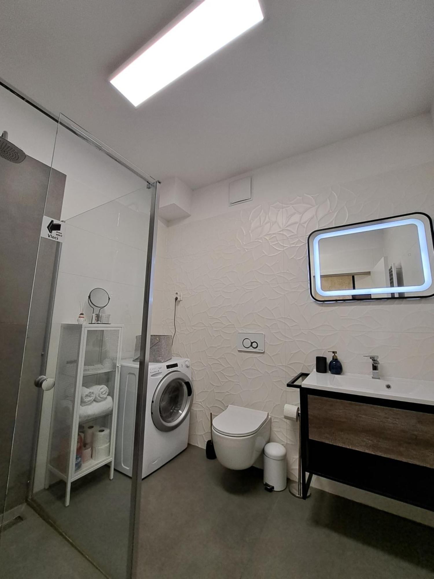 Stunning New Apartment With Free Parking Near City Centre ลูบลิยานา ภายนอก รูปภาพ